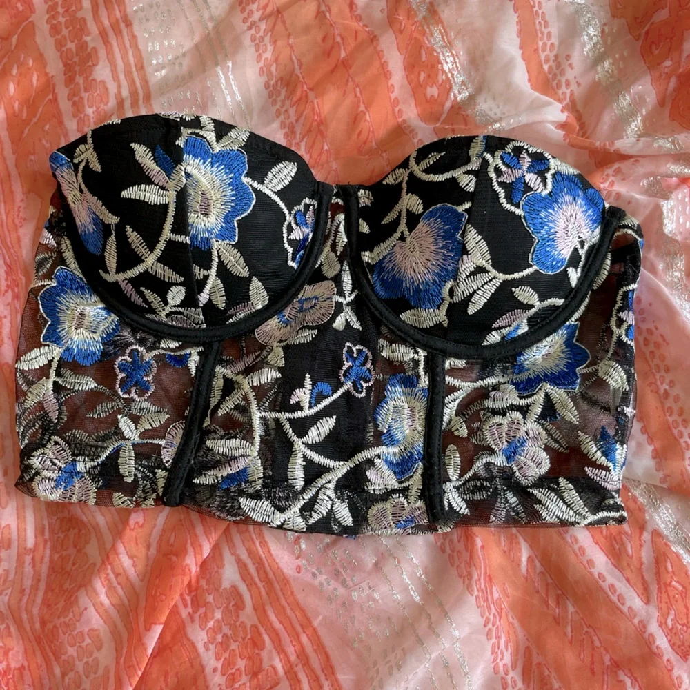 ✨ FREE with Bundle! ✨Embroidered Corset - Picture 1 of 5